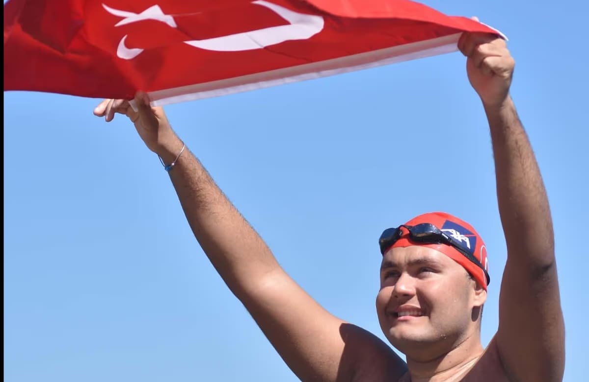 ¡Tuna Tunca, socio de valores de AXA Turquía, cruzó con éxito el Canal del Norte en el séptimo viaje de Ocean!