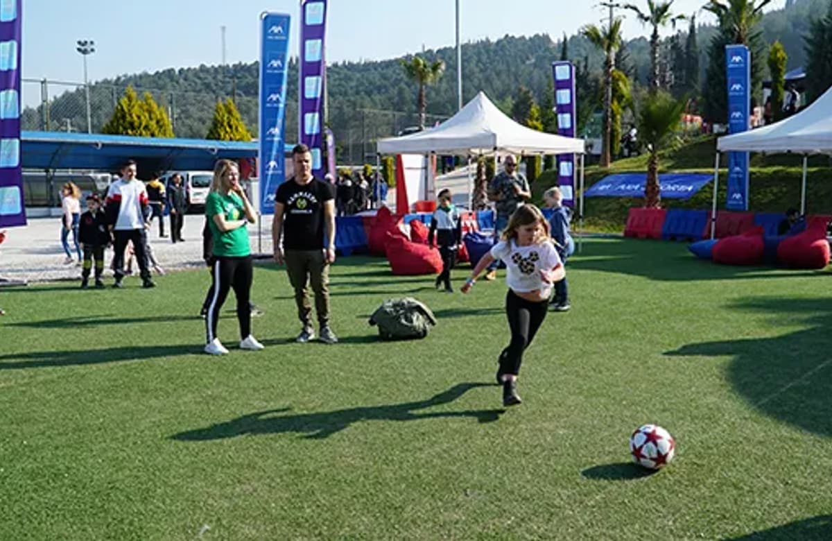 AXA Sigorta futbolseverleri U12 Cup’ta AXA stantlarına bekliyor