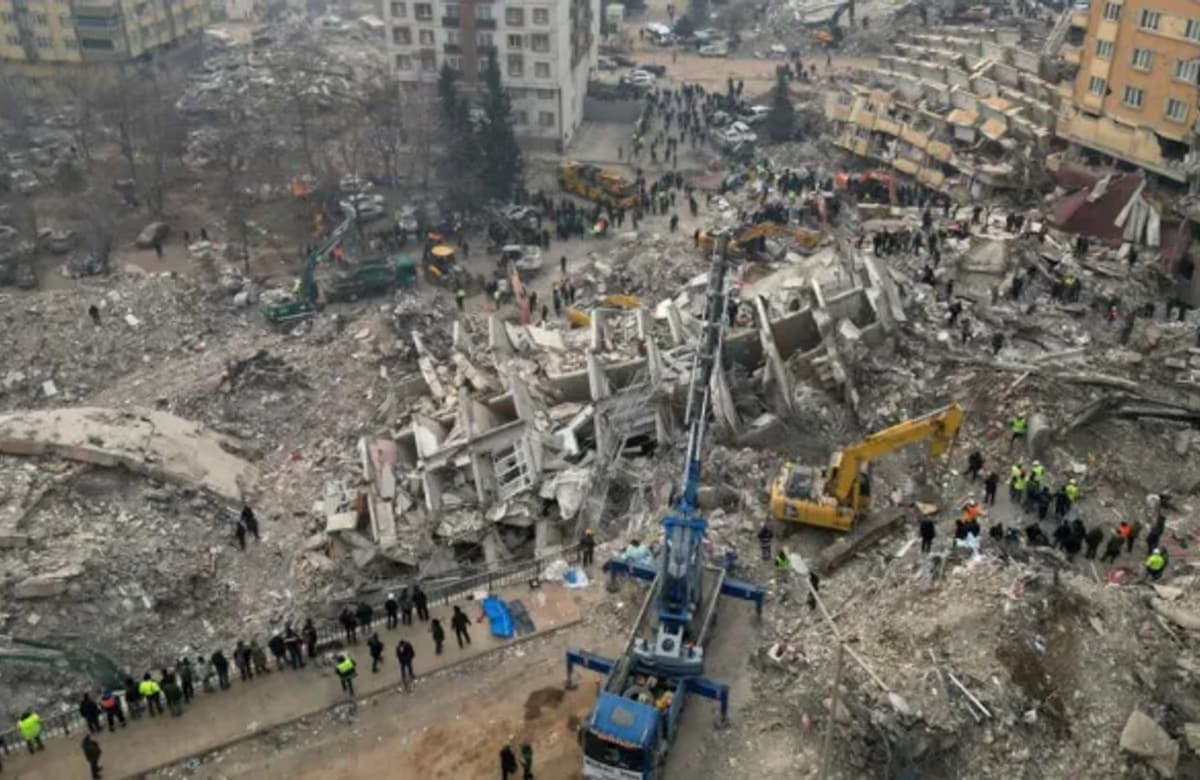 Sigorta eksperleri hasar tespit çalışmaları için deprem bölgesinde