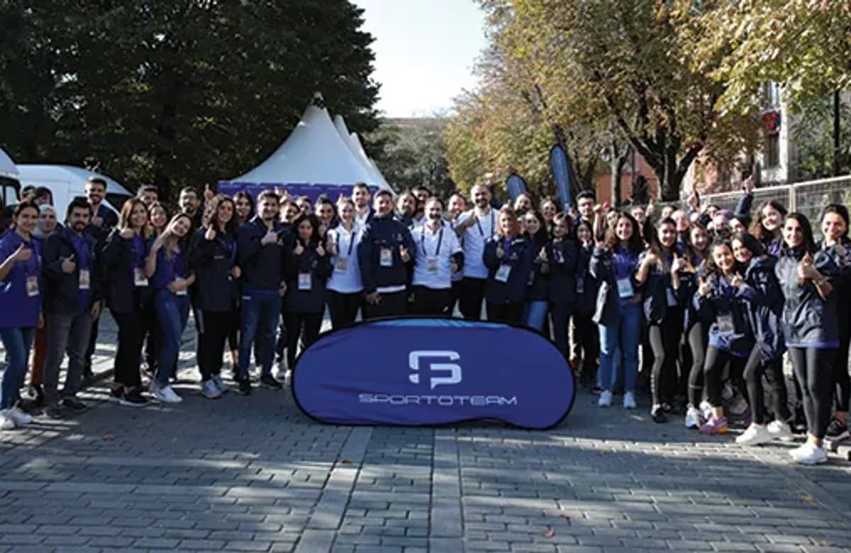 AXA Sigorta AXAFit ekibi ile Vodafone 41. İstanbul Maratonu’nda çocuklar için koştu