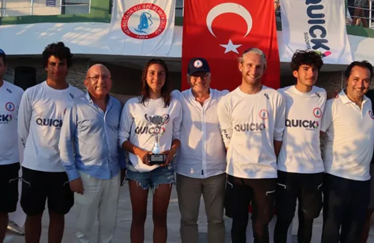 Quick Sigorta sponsorluğundaki HSSK Yelken takımı sınıfının birincisi oldu