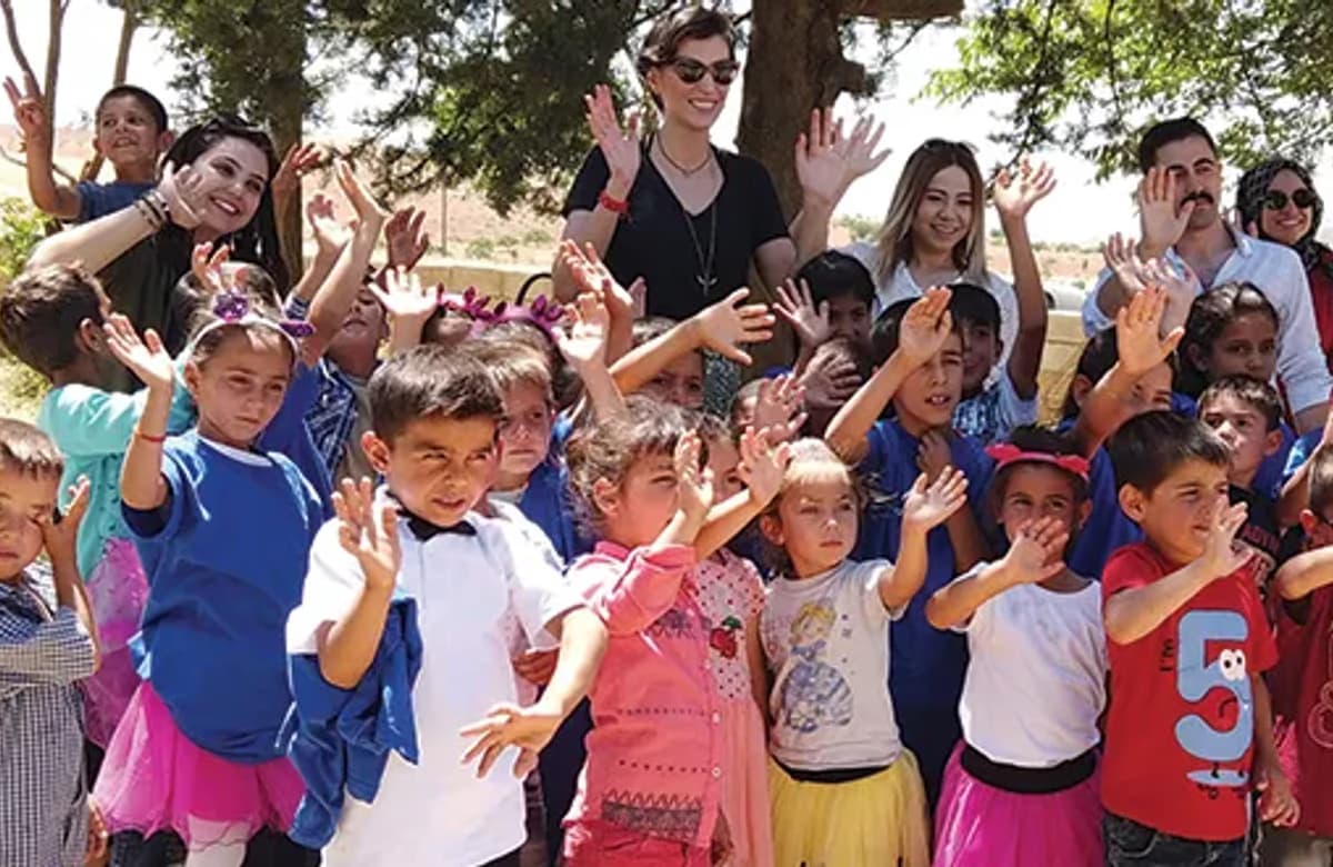 AXA okullara voleybol kitleri hediye ediyor