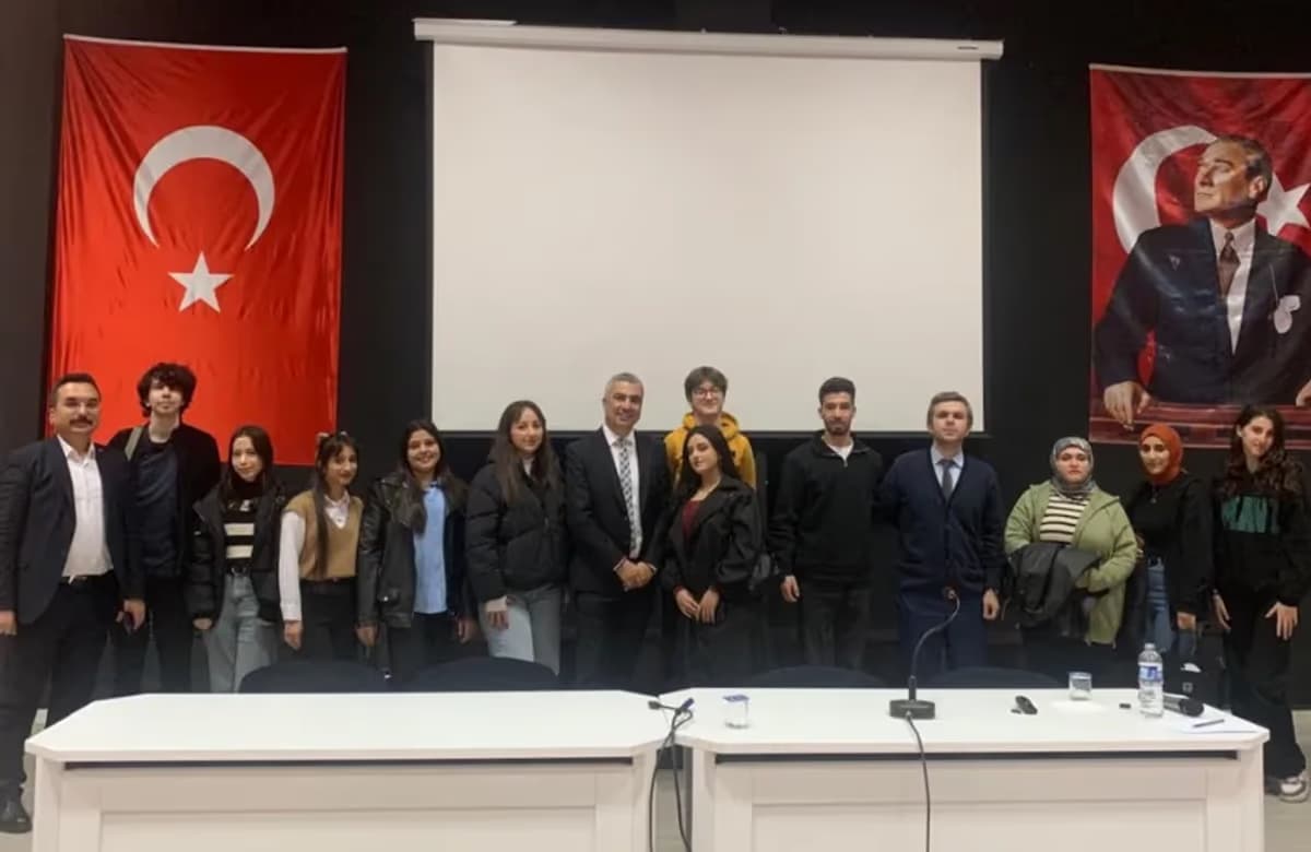 Hepiyi Sigorta Genel Müdürü Şenol Ortaç, üniversiteli gençlerle bir araya geldi