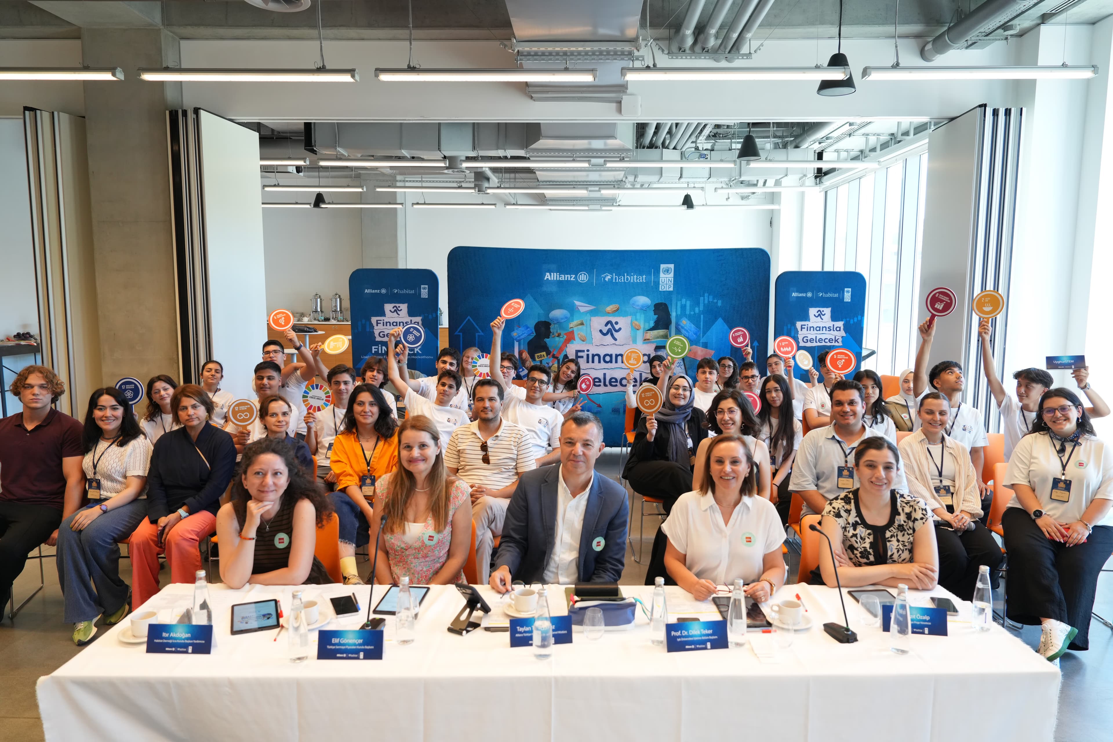 Allianz Türkiye, Habitat Derneği ve UNDP Türkiye iş birliğinde düzenlenen FinHack’te gençler finansal geleceğin çözümlerini tasarladı  - 1