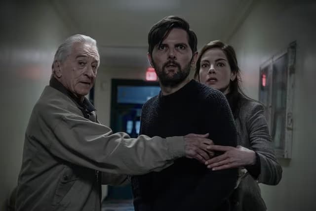 NETFLIX, BAŞROLLERİNDE ROBERT DE NIRO,  MICHELLE MONAGHAN VE ADAM SCOTT’A YER VEREN  FISILTI ADAM’IN YENİ FRAGMANINI PAYLAŞTI - 6