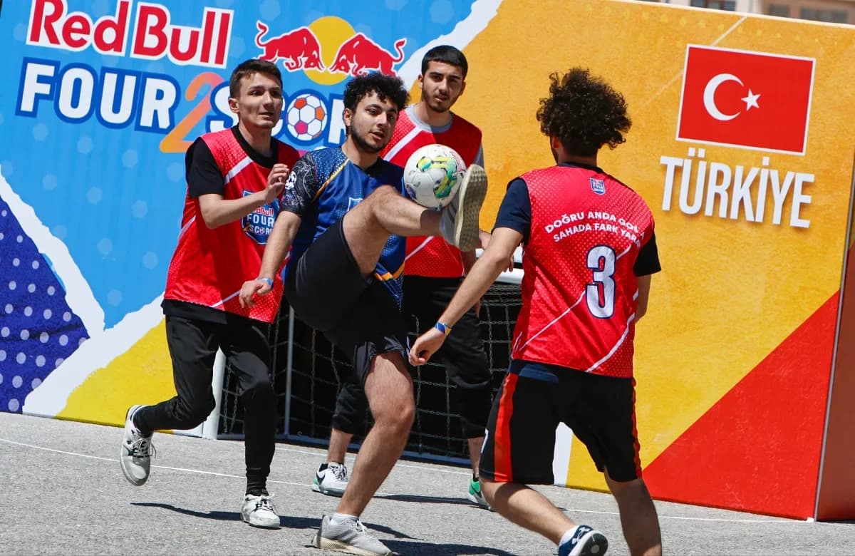 Début du tournoi de football de rue Red Bull Four 2 Score