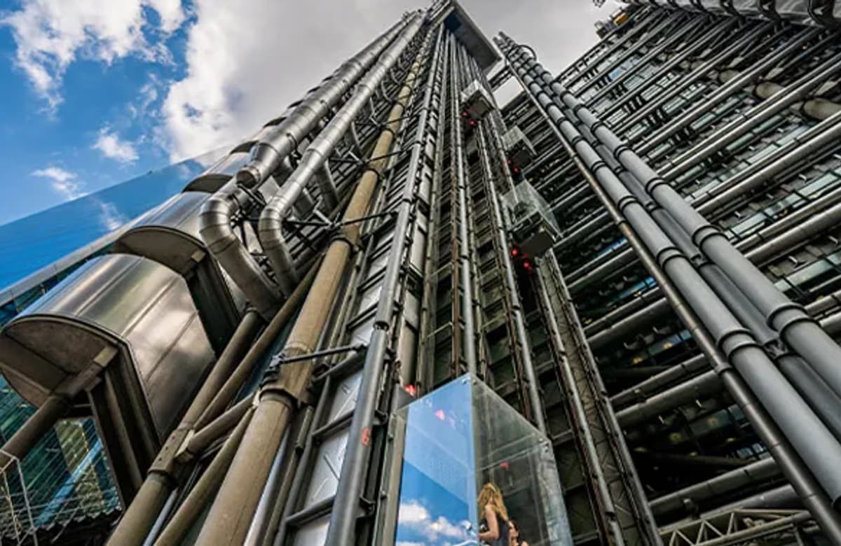 Lloyd’s’un underwriting odasının yeniden açılışına iklim protestosu damga vurdu