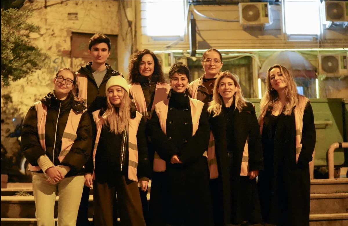 Voluntarios de Amazon Türkiye, comen sal en la sopa en Ramadán