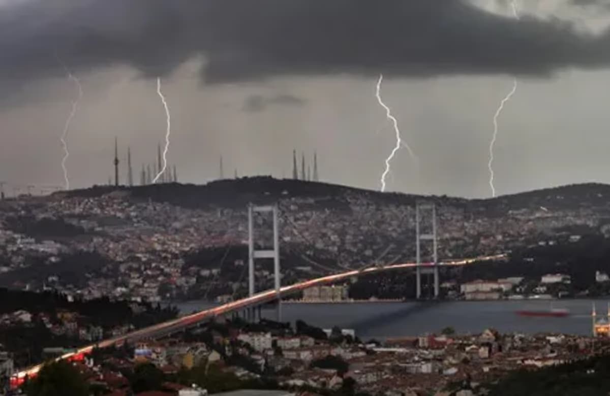 Fırtına çatı ve pencereleri vurdu