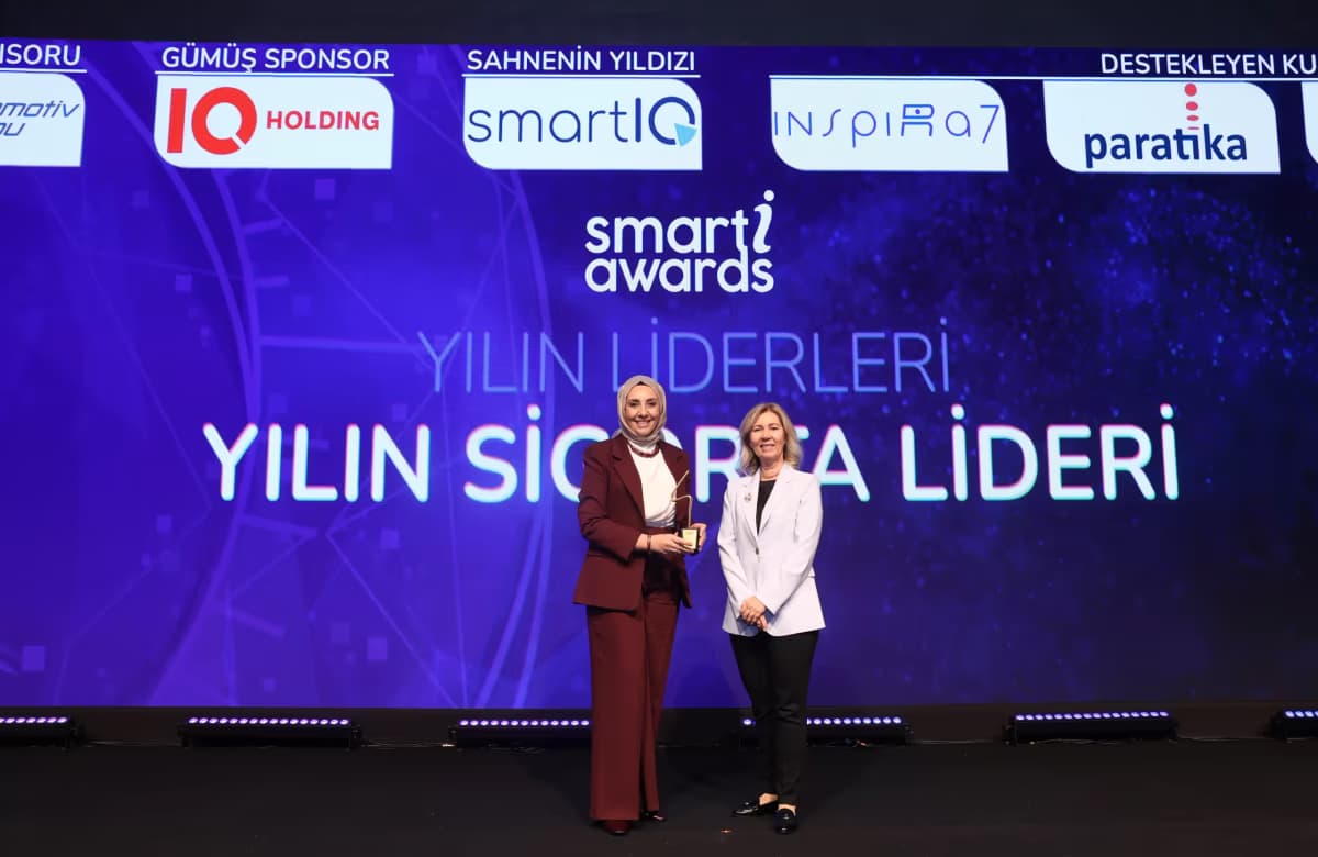 Neova Sigorta Genel Müdürü Neslihan Neciboğlu, Smart-i Awards’ta ‘Yılın Sigorta Lideri’ ödülünü aldı