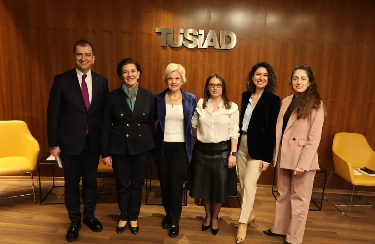 Auf der TÜSİAD-Veranstaltung wurde über die gleichberechtigte Vertretung von Frauen im Management diskutiert