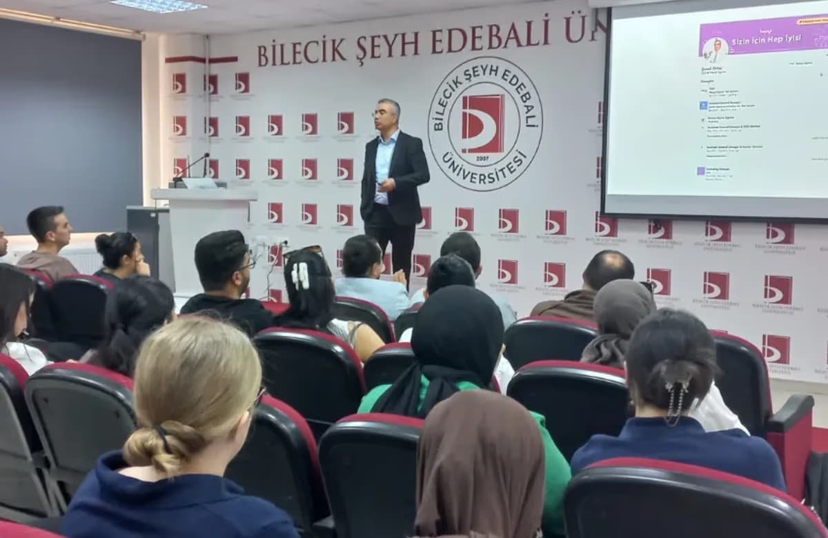 Hepiyi Sigorta Genel Müdürü Şenol Ortaç geleceğin sigortacılarıyla bir araya geldi