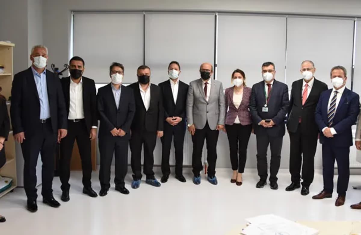 Demir Sağlık ve Hayat’tan Kocaeli Üniversitesi’ne PCR cihazı desteği