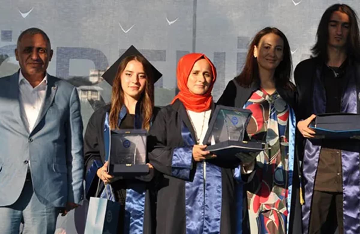 SAB Marmara Üniversitesi Sosyal Bilimler Meslek Yüksekokulu mezuniyetinde
