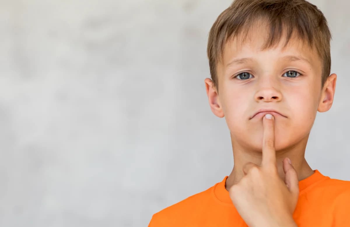 DES HABITUDES QUI PARENT INNOCENTES MENACENT L'ARTICULATION DE LA MÂCHOIRE CHEZ LES ENFANTS