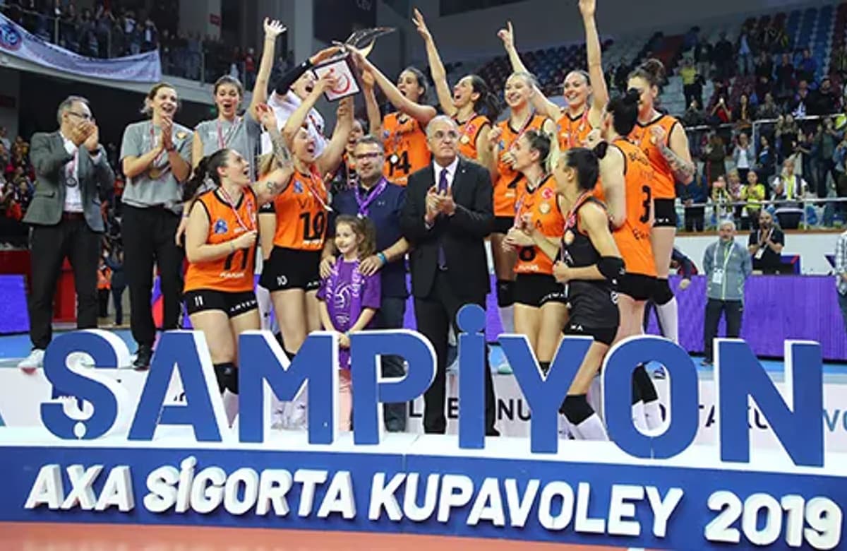 Voleybolseverler AXA Sigorta Kupa Voley’le coştu