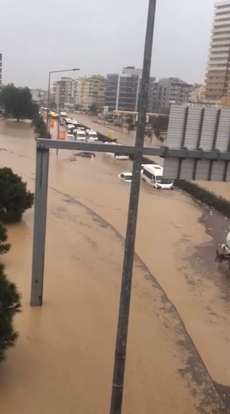 Sel İzmir’i vurdu: Çok sayıda ev ve işyerini su bastı