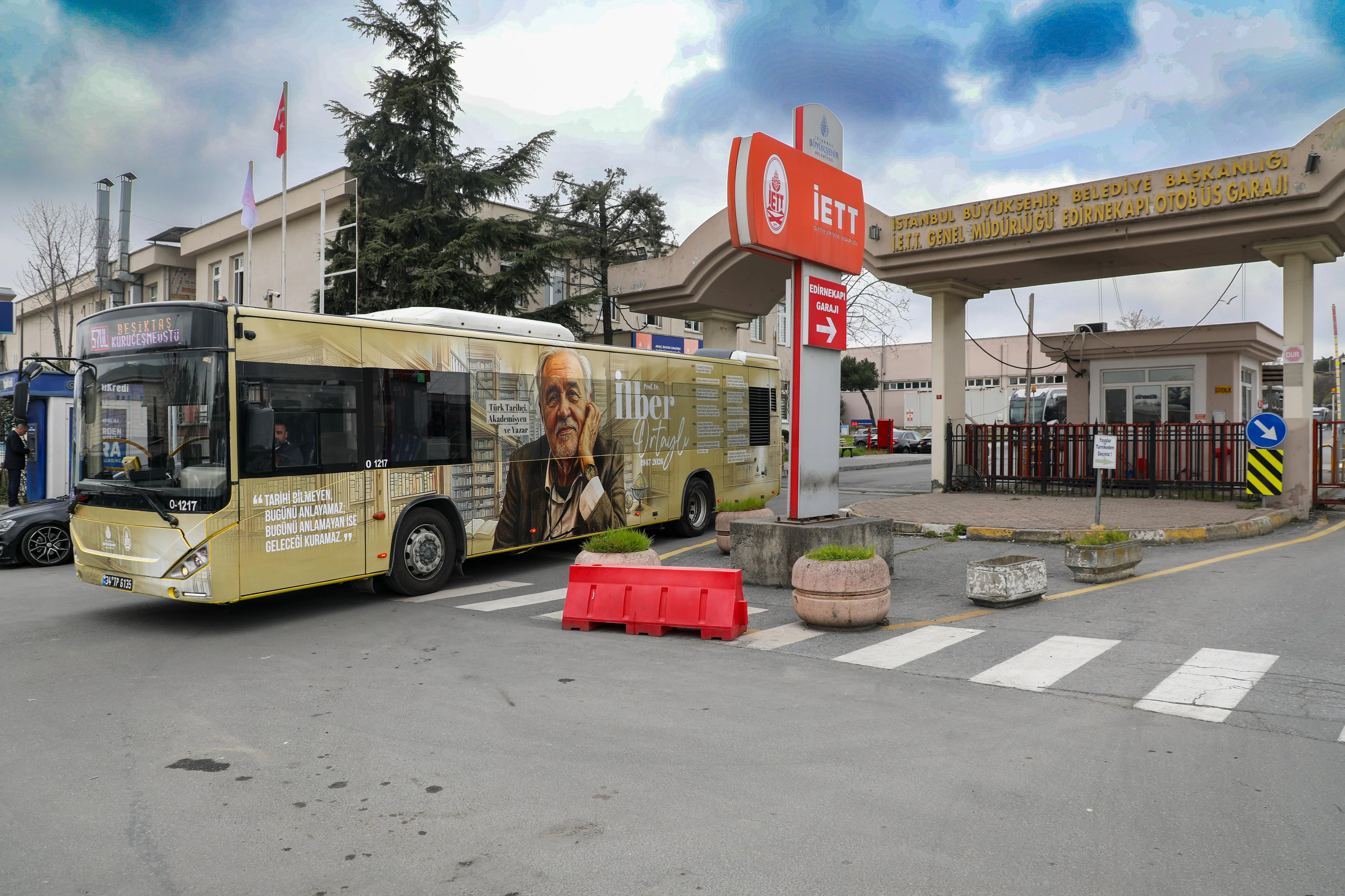 İLBER ORTAYLI İÇİN İETT’DEN ÖZEL SAYGI OTOBÜSÜ - 8
