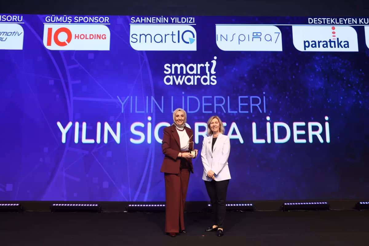 Neova Sigorta Genel Müdürü Neslihan Neciboğlu, Smart-i Awards’ta ‘Yılın Sigorta Lideri’ ödülünü aldı