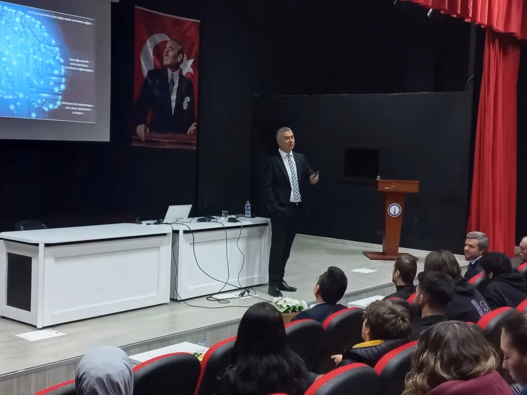 Hepiyi Sigorta Genel Müdürü Şenol Ortaç, üniversiteli gençlerle bir araya geldi