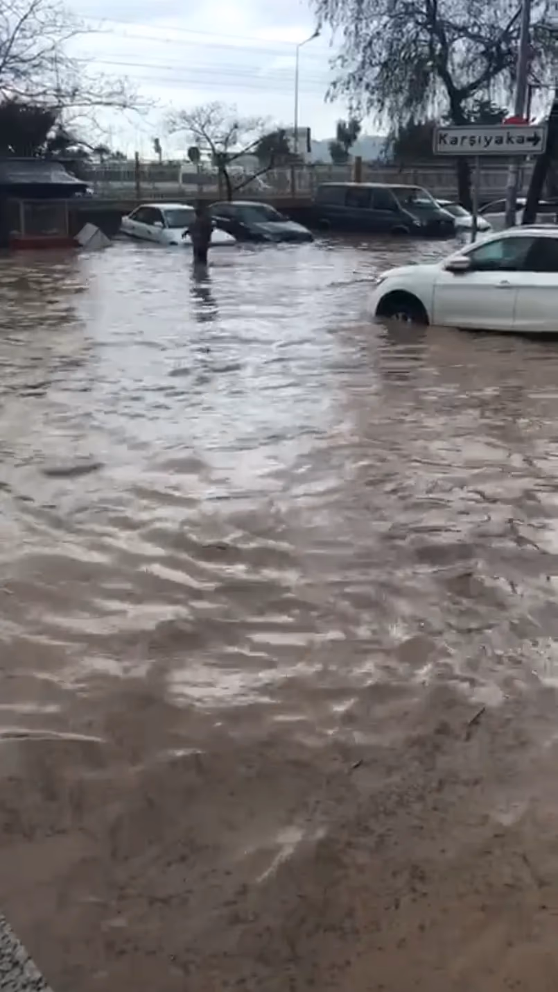 Sel İzmir’i vurdu: Çok sayıda ev ve işyerini su bastı