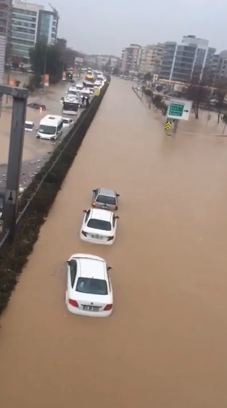 Sel İzmir’i vurdu: Çok sayıda ev ve işyerini su bastı