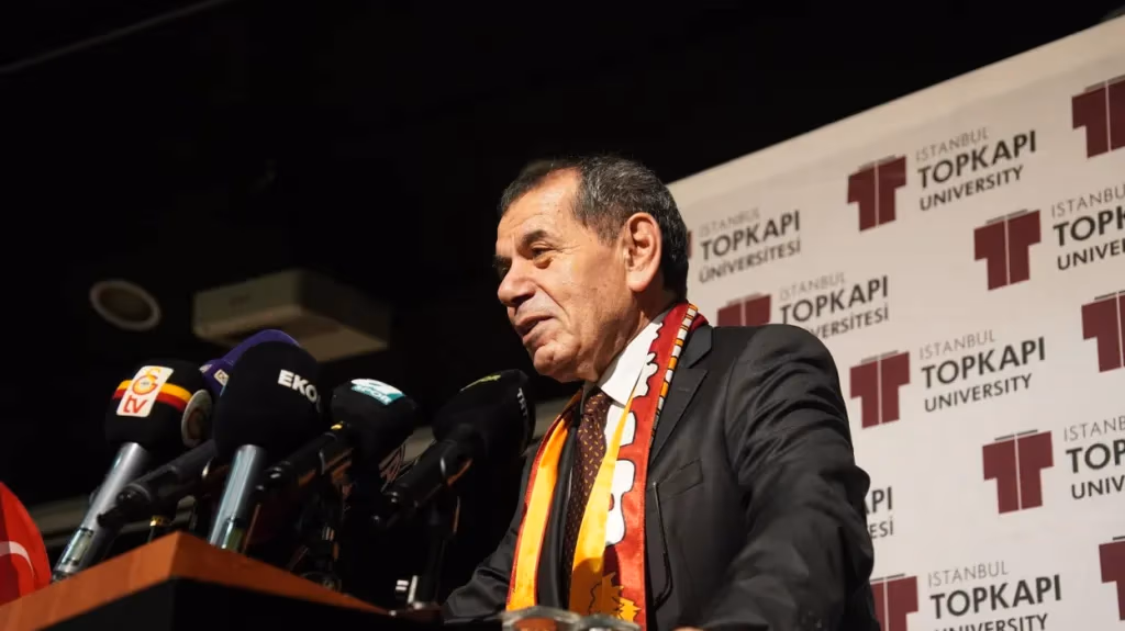 İstanbul Topkapı Üniversitesi öğrencilerinden, Galatasaray Spor Kulübü Başkanı Dursun Özbek’e “Yılın Spor Yöneticisi” ödülü