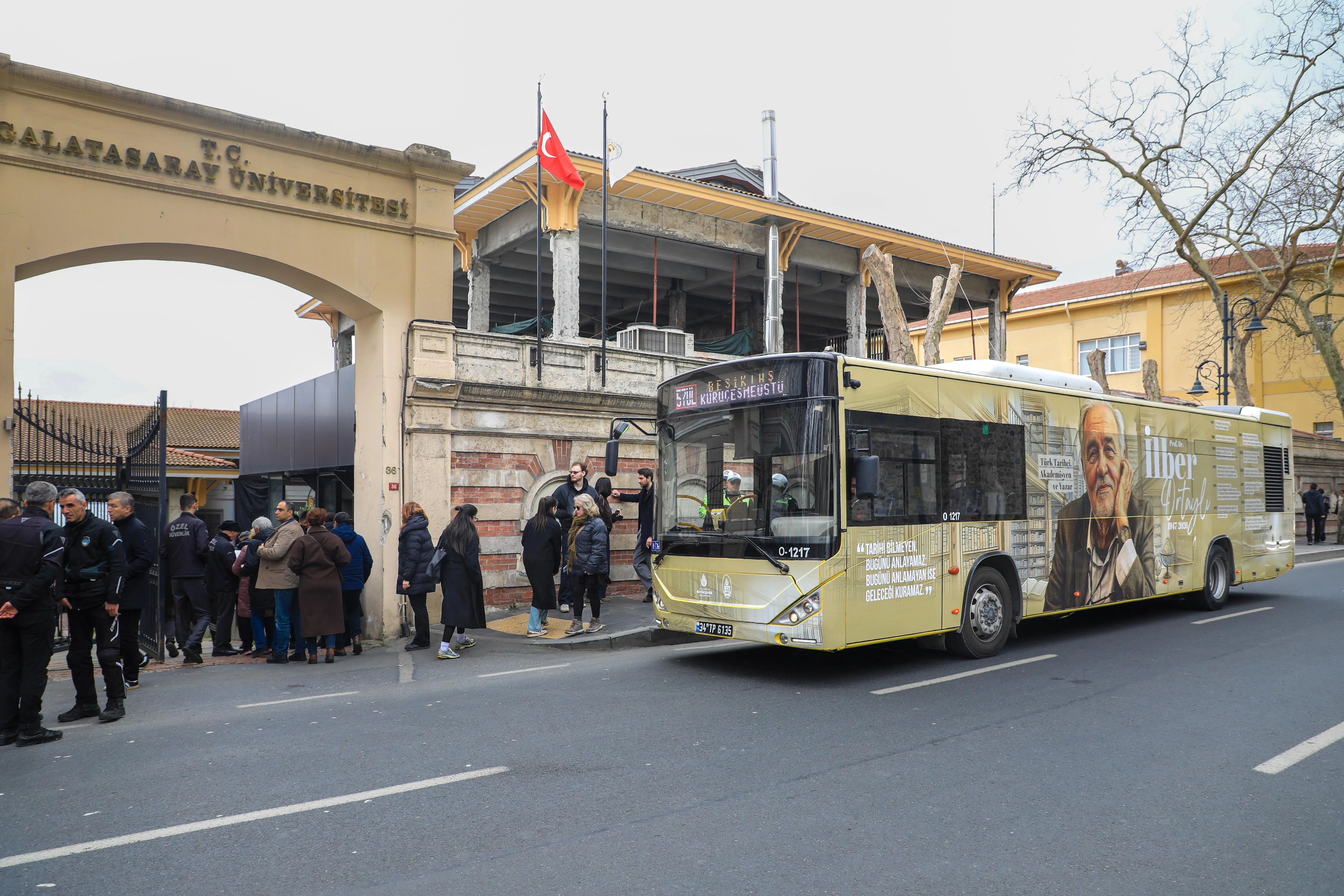 İLBER ORTAYLI İÇİN İETT’DEN ÖZEL SAYGI OTOBÜSÜ - 13