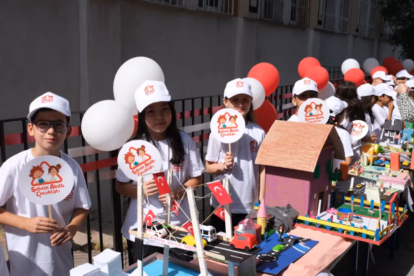 ‘Şehrin Akıllı Çocukları’ akıllı maketlerini sergiledi